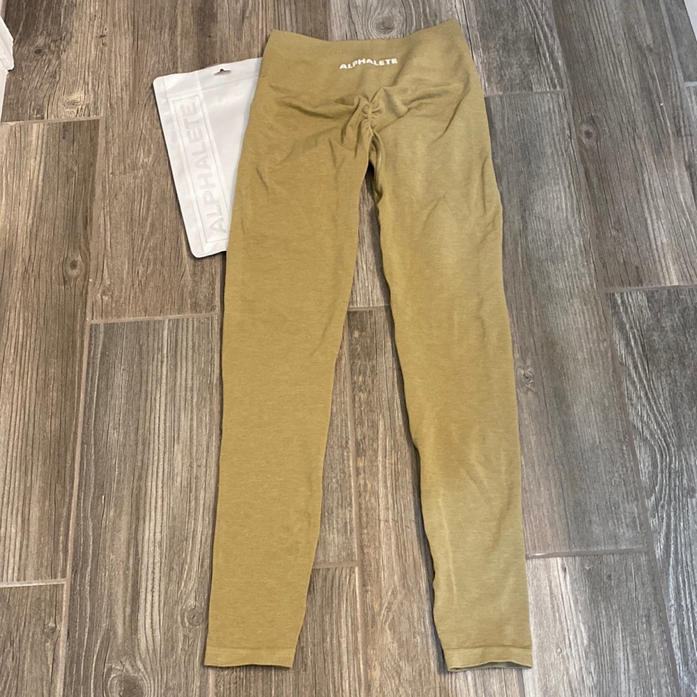 Alphalete Amplify leggings with scrunch. New, Never worn, ordered wrong size.